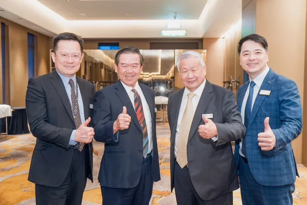 由左至右：安永聯合會計師事務所執業會計師許新民、佳世達科技(股)公司董事長陳其宏、旺宏電子(