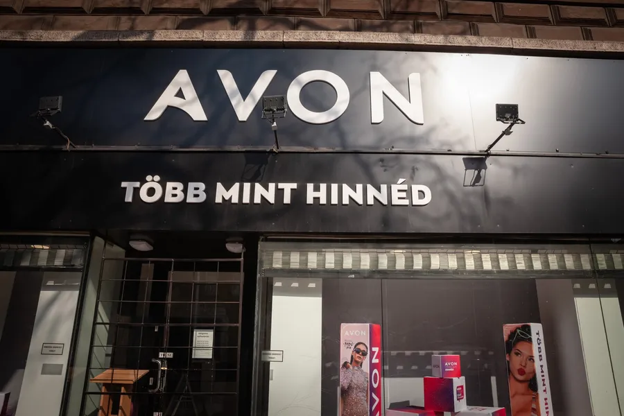 AVON雅芳申請破產！台灣雅芳澄清照常營運，一樁「滑石粉官司」怎讓百年美妝品牌倒地？