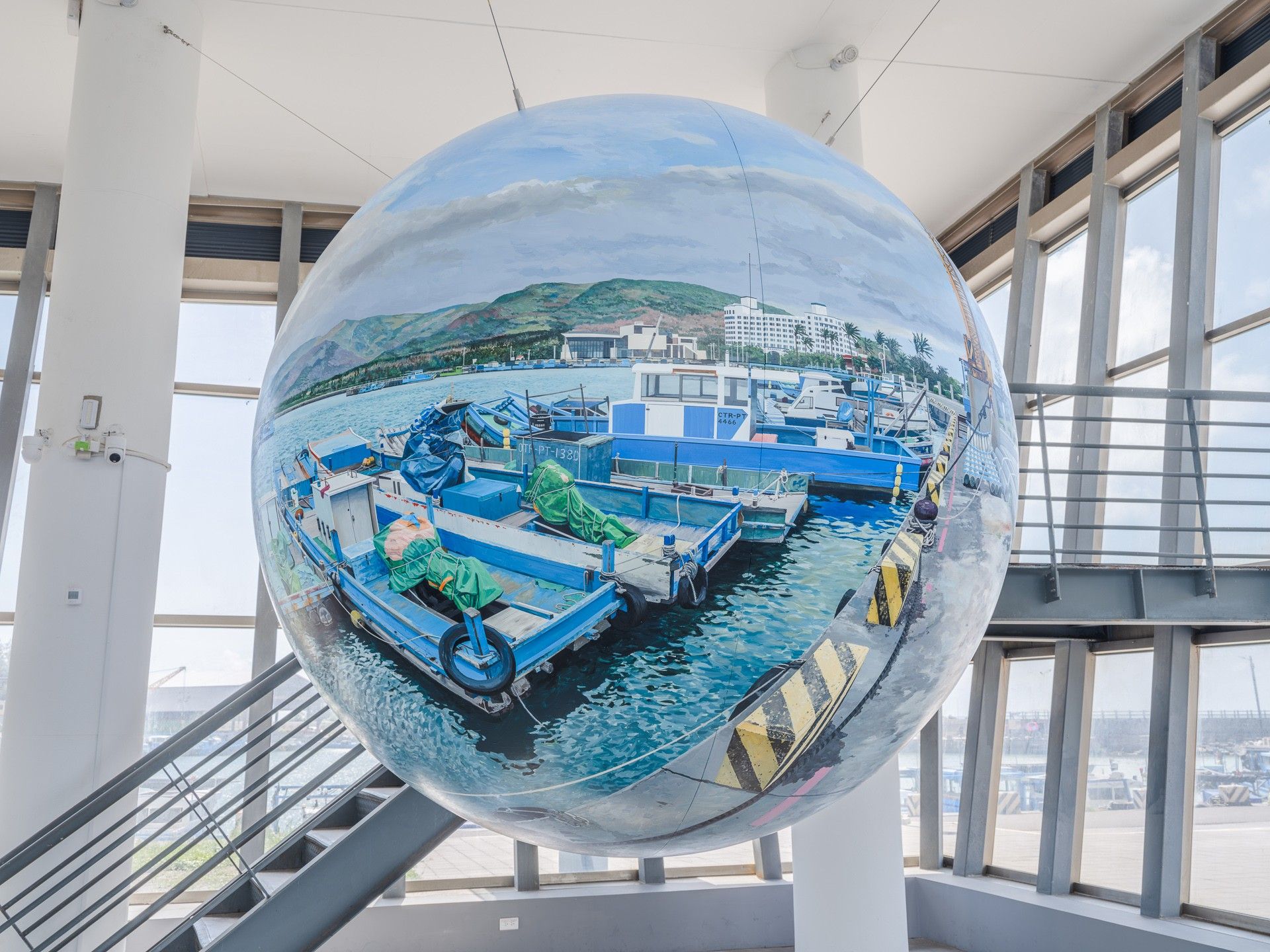 日本藝術家鮫島大輔「FLATBALLS 平面球」首登台！32 組作品呈現日常