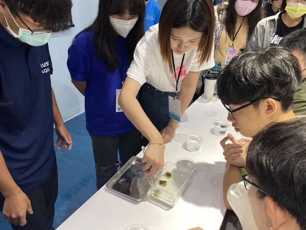 學員參與小小飼育員，認識珊瑚生態及實際體驗珊瑚種植方式。.jpeg
