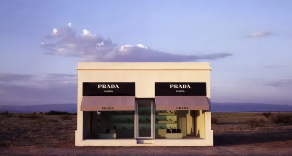 全世界最偏僻的 Prada！德州沙漠孤獨佇立，以雕塑之姿提出對流行文化與地景藝術的探問