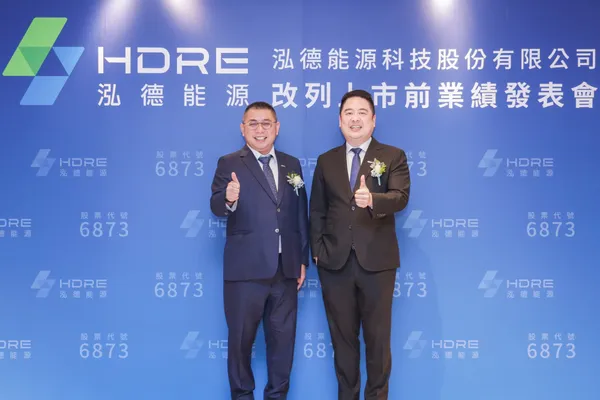 泓德能源舉辦業績發表會，預計9月底改列一般板上市，台日澳合作夥伴皆出席祝賀。右為董事長謝源一，左為總