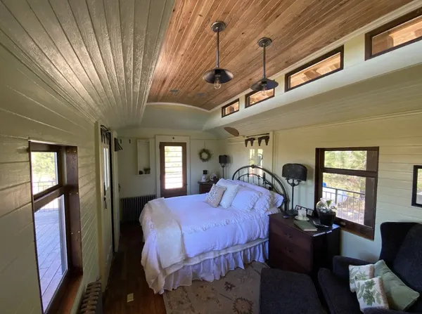 廢棄車廂一舉成為超熱門 Airbnb！「306 號車廂」復刻 1900 年火車，打造兼具復古與舒適性