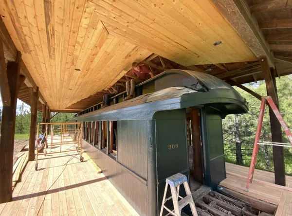 廢棄車廂一舉成為超熱門 Airbnb！「306 號車廂」復刻 1900 年火車，打造兼具復古與舒適性