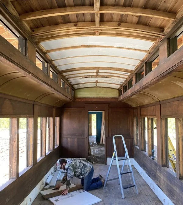 廢棄車廂一舉成為超熱門 Airbnb！「306 號車廂」復刻 1900 年火車，打造兼具復古與舒適性