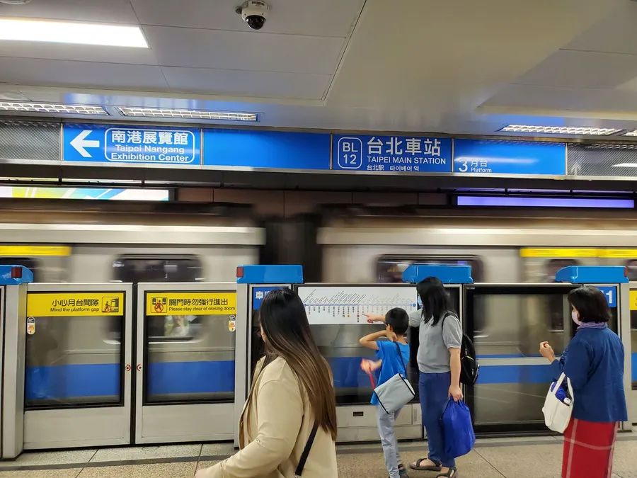 北捷站名字體改版！不只變粗還新增日韓翻譯，背後考量很暖心