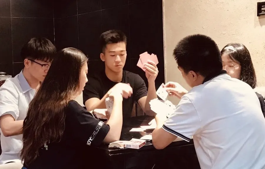 摜蛋是什麼？為何是中國「向上社交」必備技能？背後3原因，讓1.4億人瘋找牌咖
