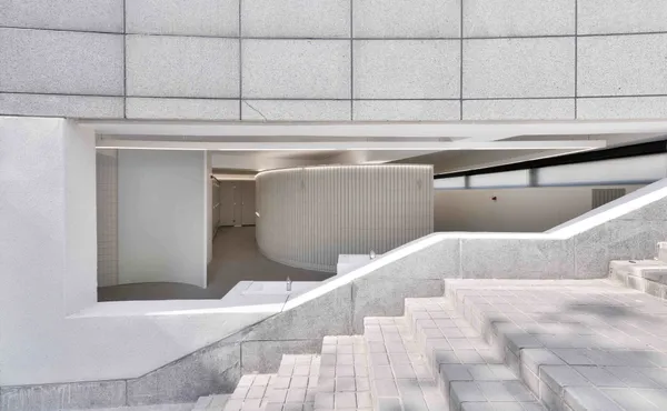高美館戶外圓形廣場公廁「框框中的風景」