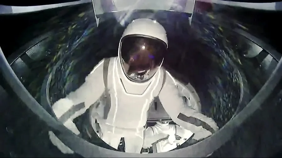 SpaceX完成史上首次民間太空漫步！41歲億萬富翁「出艙10分鐘」創紀錄