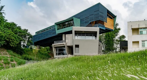 湖山水庫遺址中心完工！立建築師事務所打造雲林新地標，5 層樓建築詩篇融合歷史與自然