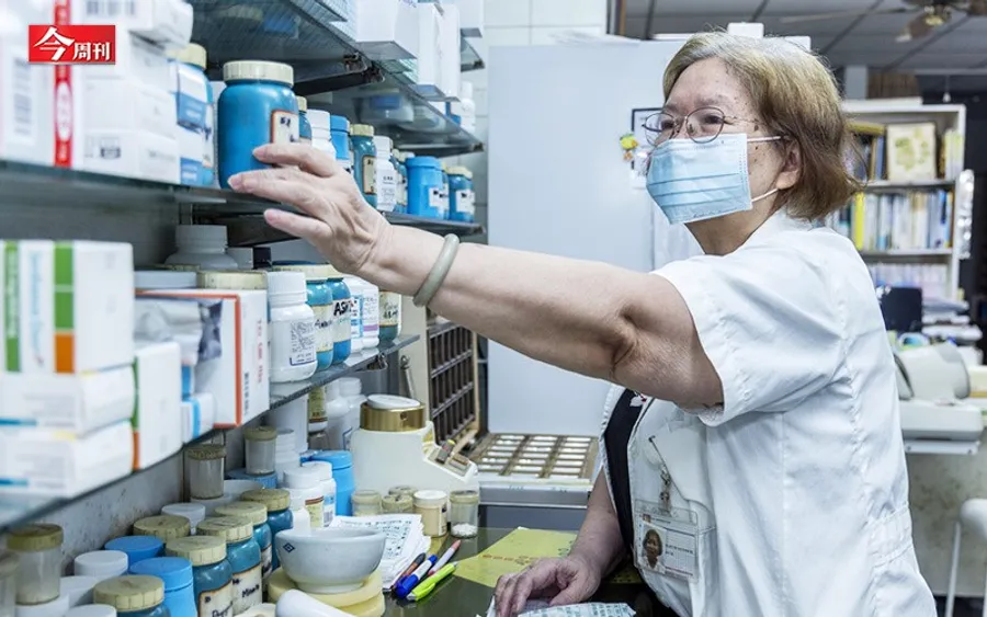 跑遍藥局領不到藥！健保署幫加薪救急「診所藥師荒」遭抗議，「醫藥分業」該怎麼走？