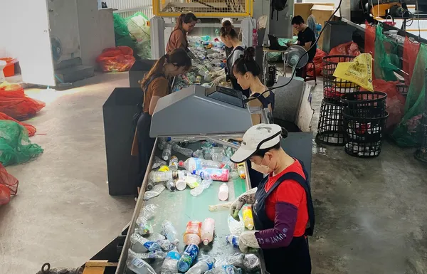 宜科循環＿回收廠輸送帶畫面
