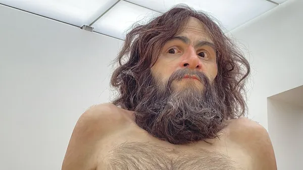 Ron Mueck 規模最大回顧展