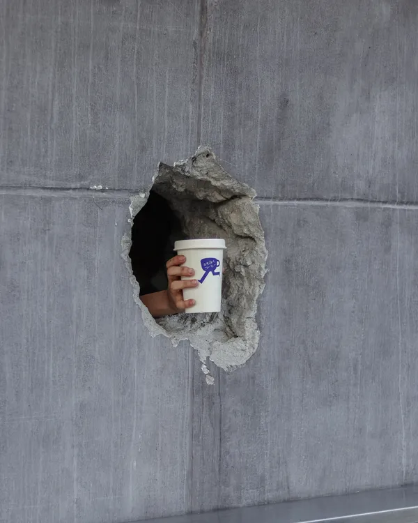 菲律賓「牆洞」咖啡館