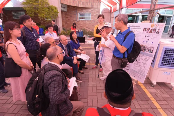 4 葉局長向國際公衛學者說明-108員林國小萬人健檢.JPG