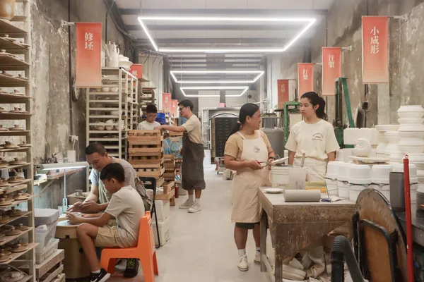窯廠導師 x 在地校園 在地窯場職人，以自家特色產製與孩童共同創作。.jpeg