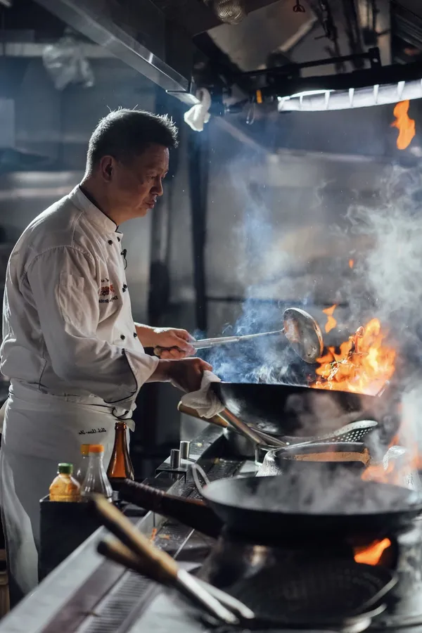 土城「阿發師 X 青青餐廳」透過傳家料理的接班傳承，品味鶯歌陶瓷工藝的多種當代風味。 .jpg