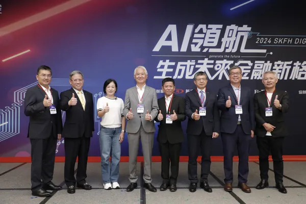 新光金控董事長率子公司總經理與攜手數位夥伴出席活動合影。左起新光金保代總經理林榮泰、新光銀行總經理李正國、數位發展部數位產業署主秘黃雅萍、新光金控董事長魏寶生、金融科技創新園區執行總監洪杉源、新光人壽總經理黃敏義、元富證券總經理張清發、新光投信總經理陳文雄