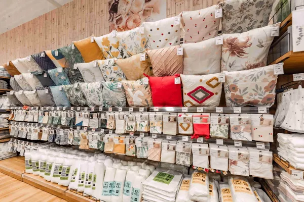 圖6：針對喜歡花草圖樣的女性， DECO HOME特別推出花草圖樣系列商品，用纖細優雅點綴生活.jp