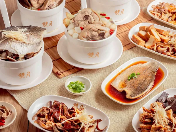 雙月食品社將數位與科技融入餐飲服務，成功將養生湯品與傳統美食注入現代化的創新元素