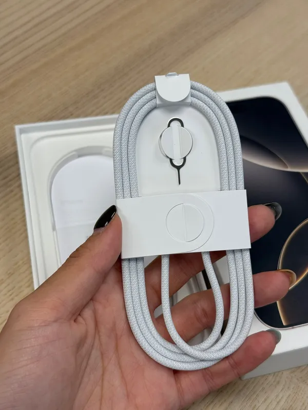 iPhone 16系列附贈的編織充電線。
