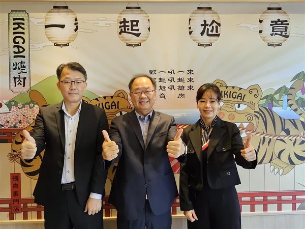 全家餐飲董事長吳勝福（中）、總經理辛紫綾（右）、後勤本部長林金德本（左）.jpeg