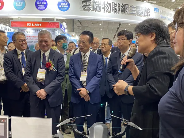 鴻海董事長劉揚偉到訪中光電智能機器人的攤位，了解無人機的發展。.jpg