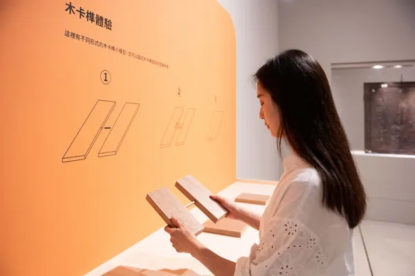 奇美博物館特展《畫師們》，單元二「如何成為一個專業畫師？」，「木卡榫體驗區」可動手操作不同的卡榫裝置