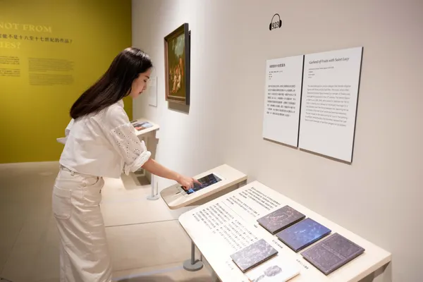 奇美博物館特展《畫師們》，民眾可以透過互動裝置，察看作品影像與隱藏在畫作底下的細節。 (2).jpg