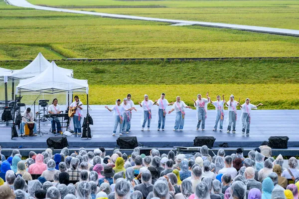 現場直擊！2024 池上秋收稻穗藝術節雨中開唱：田馥甄、許富凱、海子樂團迎風而歌、自由自在