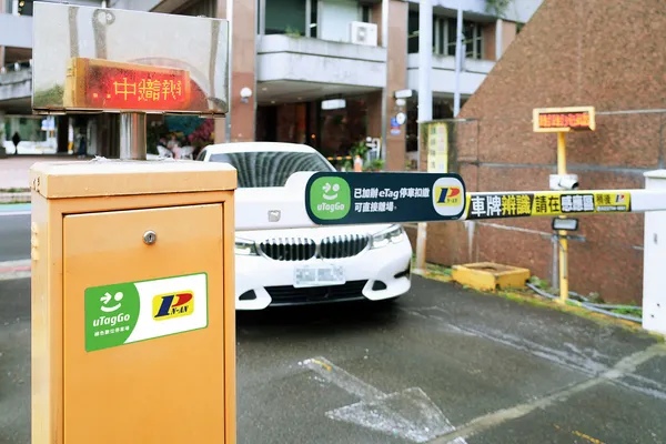用路人只要看到設有uTagGo綠色微笑標識的停車場，就能享有免下車、免搖車窗和代扣全台路邊停車費的服