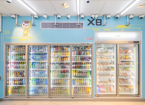 圖8.X-STORE 8新增四門冰箱，擴大多溫層鮮食、乳飲品、冷藏飲料、冷凍與冰品等商品.jpg