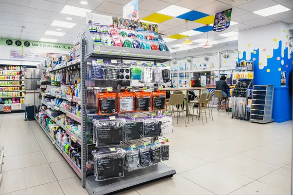 【新聞資料照05】全家便利商店宣布，於全台限定720間店舖導入服飾品牌「Convenience We