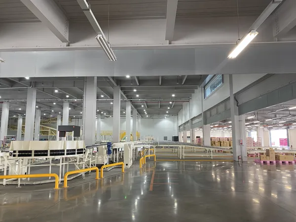 momo南區物流中心內部SDC.jpg