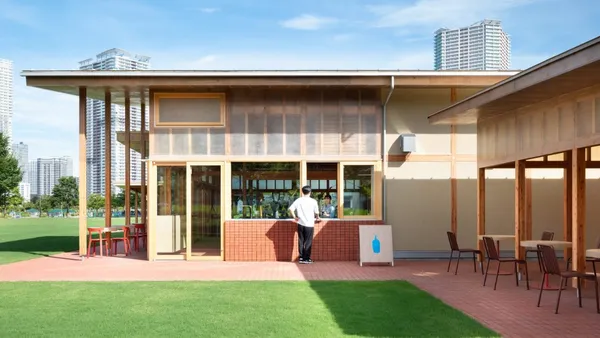 長坂常打造！Blue Bottle 豐洲公園新門市：以小木屋為概念構築，被大片綠地與東京灣景色所環繞