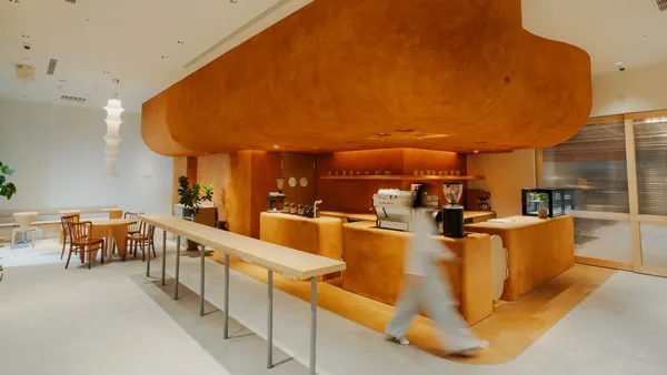 ONIBUS COFFEE 台中店開張！日本建築團隊揉合細膩設計語彙，打造如紅棕洞穴般的質樸空間