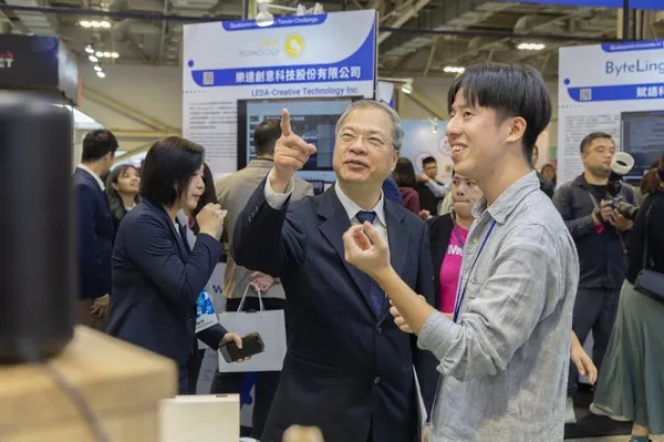 行政院秘書長龔明鑫 (中)參訪「迎蜂有限公司」展攤，並由創辦人李秉衡(右)陪同解說，瞭解團隊深耕那瑪