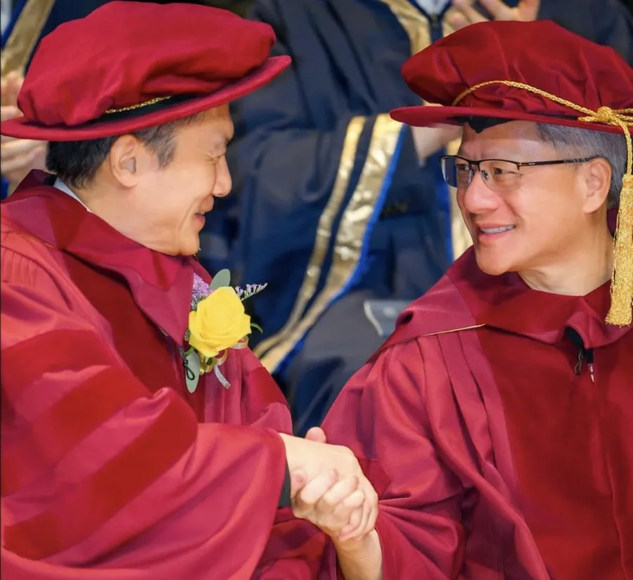 港版黃仁勳旋風！獲頒榮譽博士同框梁朝偉⋯談輝達貢獻：降低邊際運算成本100萬倍