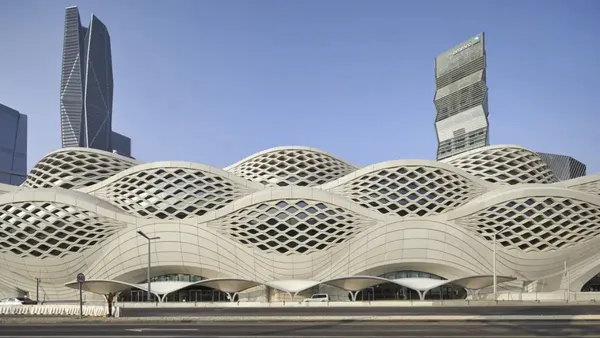 Zaha Hadid 遺作 KAFD 地鐵站啟用！流動線條演繹自然韻律，4.5 萬平米規模展現未來美學