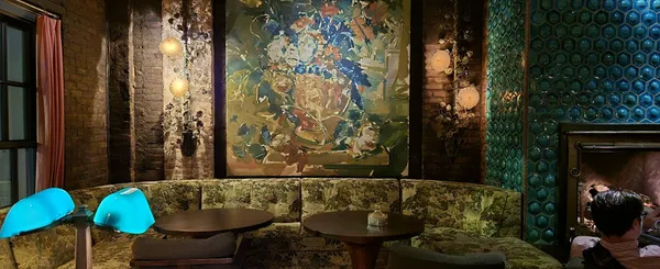 紐約 Nine Orchard 的二樓休息室：位於舊銀行大廳上方，過去是銀行經理俯視檢查櫃員與客戶的地方