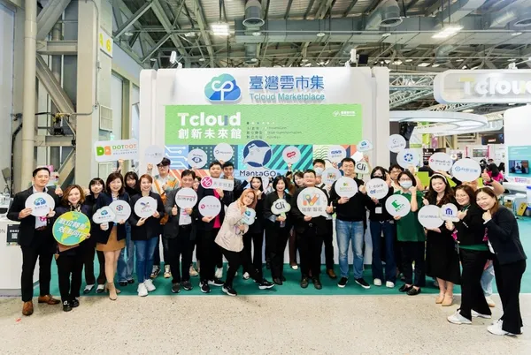 數位發展部數位產業署陳慧敏副署長於Meet Taipei 展會與參展廠商合影.jpg