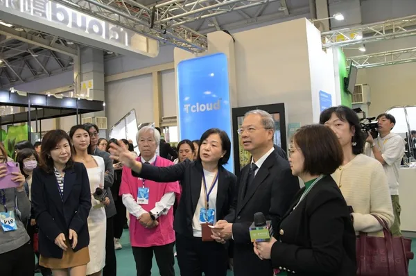 數位發展部數位產業署黃雅萍主秘為行政院龔明鑫秘書長介紹展區亮點.jpg