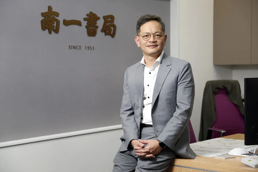 「只做教科書，就被淘汰了！」72歲南一書局拚轉骨：不只賣線上課，還跨界經營VTuber