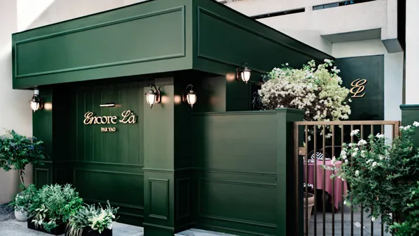 台中法式小酒館「Encore Là par Yao」！獨棟老宅改造，橄欖綠牆、木質座椅營造法式風情