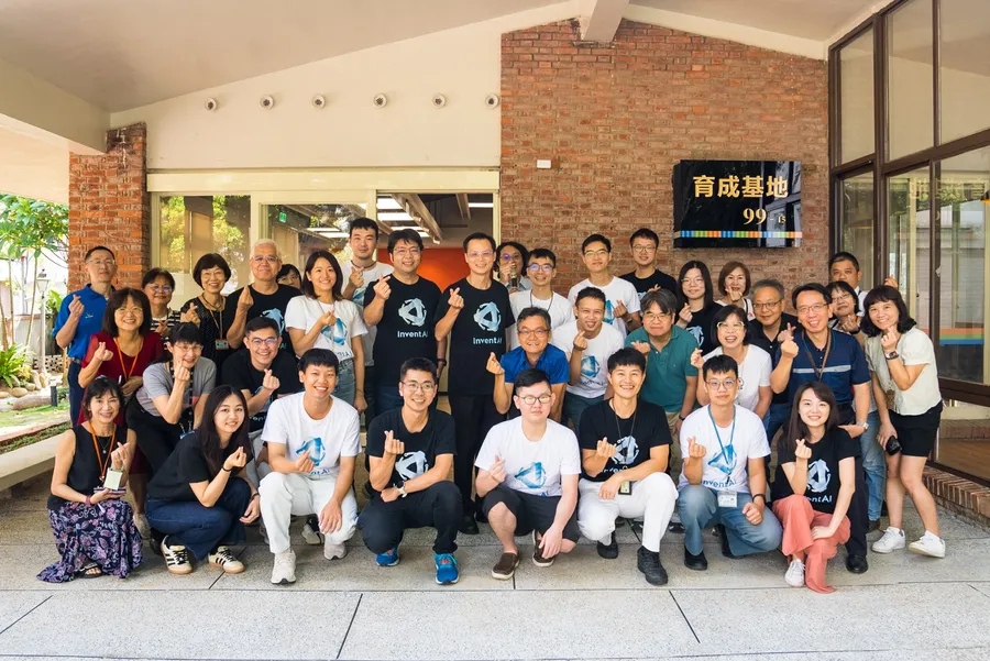 從內服到外推，電信龍頭內部創業團隊InventAI引領企業AI轉型