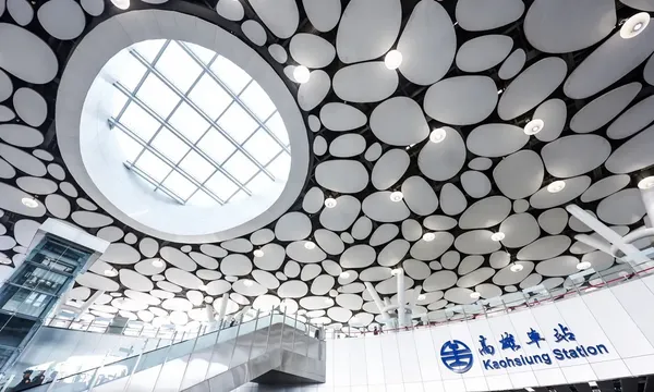 高雄車站、廣場天棚「綠之丘」啟用！荷蘭建築團隊 Mecanoo 設計：萬坪綠植覆蓋、融入廟口意象