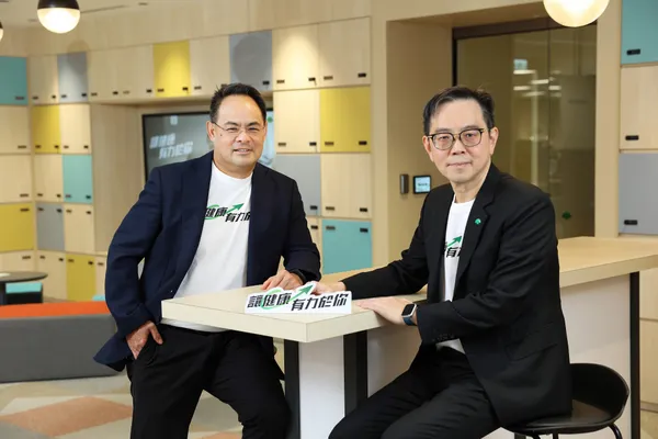 國泰金控資深副總經理孫至德(左)、國泰人壽資深副總經理吳俊宏(右)