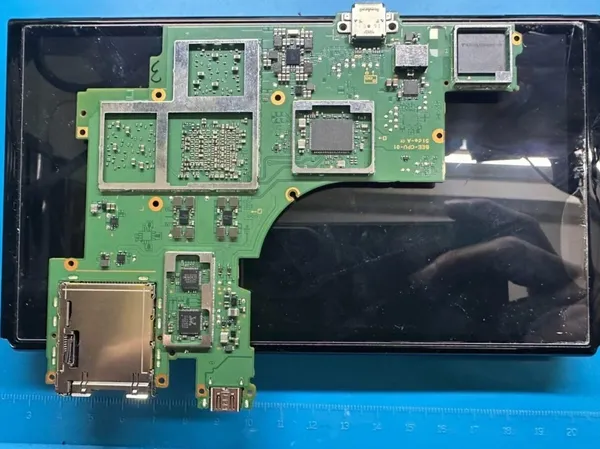 Switch 2 真機模型與主機板洩漏照。