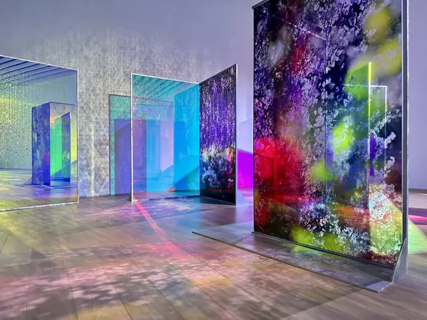 蜷川實花「彼岸之花，此岸之影」作品亮點