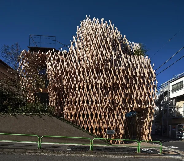 這座建築建築師隈研吾採用日本傳統技法「地獄組」的結構。